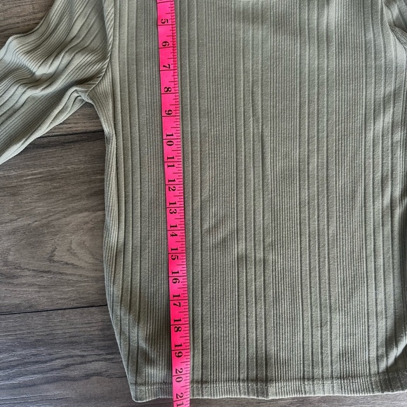 Forever 21 Women’s Sage Green Too - Picture 6 of 6